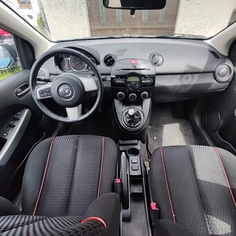 Mazda 2 1.3 benzín 55kw  rok 2011 - 11