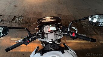 Suzuki GSR 750 - 11