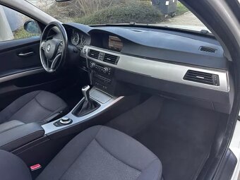 BMW Řada 3 E90 320i 110kW Sedan Navi Aut. klima Šíbr ALU R18 - 11