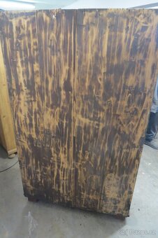 Malovaná skříň po celkové starší renovaci - 11