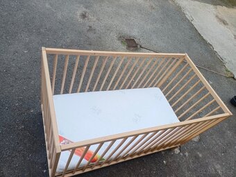 Dětská postýlka včetně příslušenství. - 11