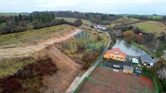 Prodej stavebního pozemku 862 m² v malebné obci Hoštice u Vo - 11
