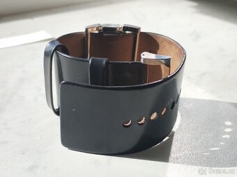 Calvin Klein manžetové hodinky 
Černá kůže - 11