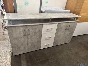 Hezká široká komoda dekor Beton/bílá - 11