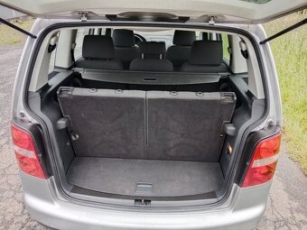 Volkswagen Touran 7 míst - 11