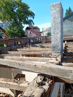 Staré trámy a rozebrání starých střech a objektů - 11