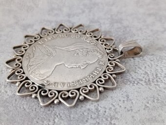 Velká stříbrná mince - tolar Marie Terezie v rámečku, PUNC - 11