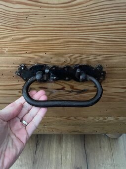 Dřevěná truhla s kováním české výroby - 11