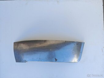 Spodní část mezi předním blatníkem a maskou Tatra 603 - 11