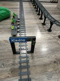 Unikátní železniční průjezd, kompatibilní s LEGO kolejemi.
 - 11