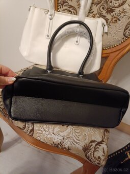 Kabelka Calvin Klein s peněženkou a popruhem. - 11