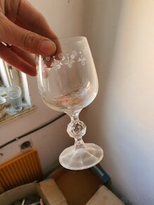 Porcelán vybavení hospody příbory podtácky skleničky vázy - 11