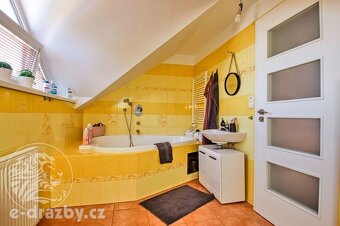 Rodinný dům 5+1 (156 m2) se zahradou (560 m2), bazénem a gar - 11