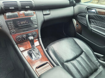 Mercedes-Benz Třídy C 180 K BI-XEN/KŮŽE/VYHŘ.SED/PDC/ALU/PC/ - 11