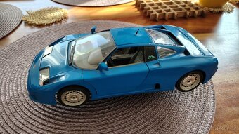 Auto Bugatti na stojanu - 11