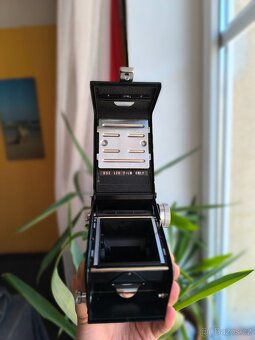 Klasický dvouoký fotoaparát na film Yashica D - 11