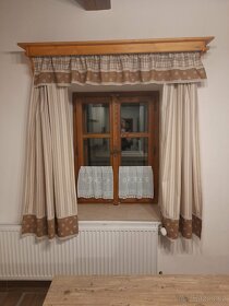 Dřevěná garnýž z masivu s policí na míru. - 11