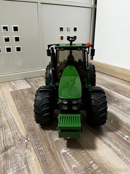 BRUDER Traktor John Deer s nakladačem a přívěsem - 11