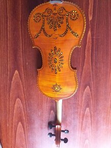 Krásné starožitné zdobené housle vykládané perletí - 11