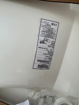 Koupelnová skříňka s umyvadlem - 11
