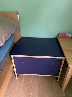 Knihovna plus stolek - 11