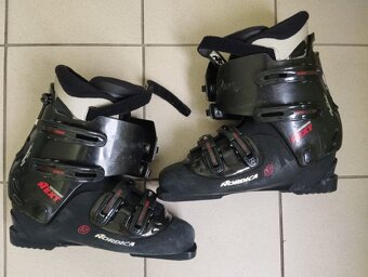 Běžky Rossignol (červené), hůlky a sjezdové boty nadměrná ve - 11