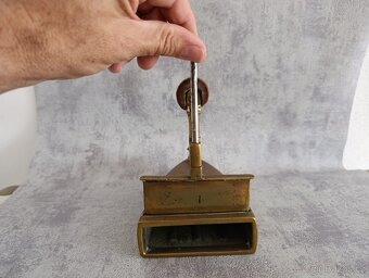 Stará zachovalá mosazna žehlička č.7 (vzadu značeni 7) - 11