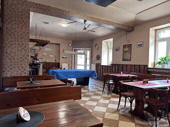 Víceúčelový dům se šesti byty, restaurací a velkou zahradou - 11