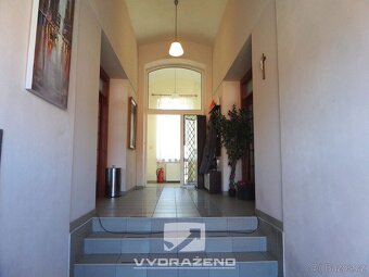 Dvoupodlažní dům (cca 400 m2), pozemky 1.130 m2. Dolní Kouni - 11