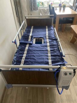 Polohovací postel s antidekubitní matrací - 11