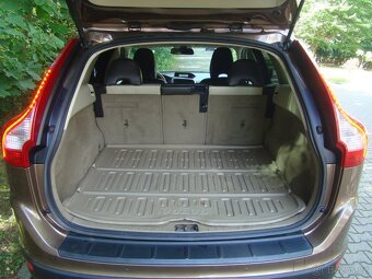 Volvo XC60 2.4 D5 4x4 AUTOMAT ČR - 11