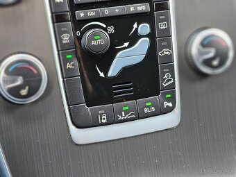 Volvo XC60 D5 158 kW AWD Summum XENON TAŽNÉ WEBASTO KEYLESS - 11