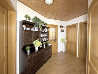 Rodinný dům 4 + kk s fotovoltaikou a zahradou 597 m², lokali - 11
