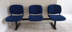 Prodáme polstrované čekárenské modré lavice - 11