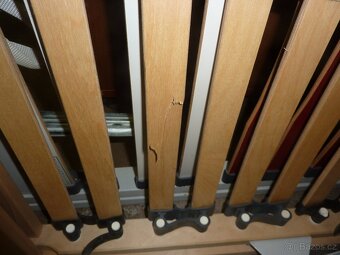 Dřevěná manželská postel 180 x 200 cm - 11