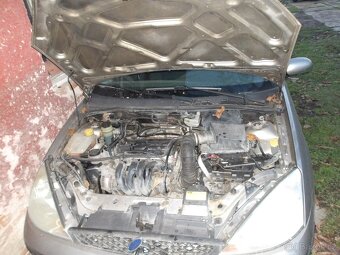 Ford Focus sedan benzín - 11