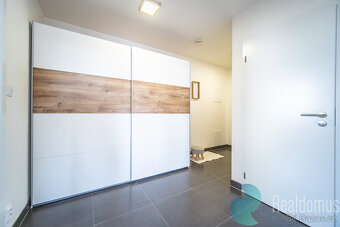 Prodej, byt 2 + KK, 65 m2, balkon, garážové stání, sklep, ul - 11