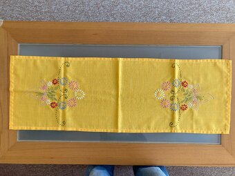 Vyšívané dečky a ubrusy - 11