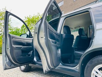 Mitsubishi Outlander 2.2Di-D 4x4 AUTOMAT SENZORY SERVISKA - 11
