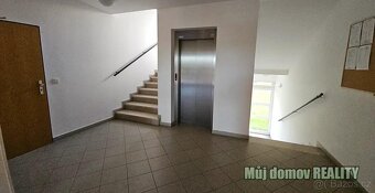Pronájem slunného bytu 3+kk, 83 m s balkonem, garáží a komor - 11