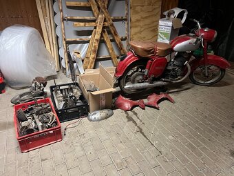 JAWA 250 + NÁHRADNÍ DÍLY (3 motory) - 11
