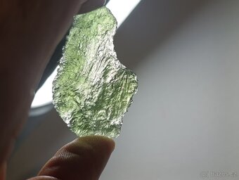 Krásný velký Vltavín z Chlumu, těžký14,36 gramu, ve stojánku - 11