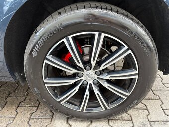 Volvo XC60 B4 140kW Inscription 4x4 AUT. Int. dětské sedačky - 11