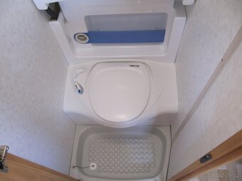 Prodám karavan Hobby 400 sf, model 2005 + mover + předstan. - 11