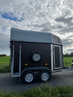 Přepravník na dva koně HOTRA po renovaci. - 11