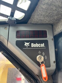 Smykový nakladač BOBCAT S220 55,9 kw - 11