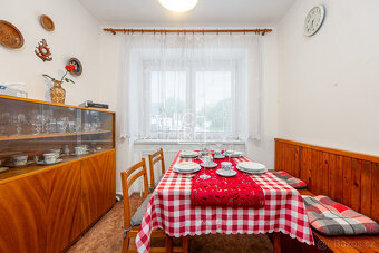 Zachovalý rodinný dům s pozemkem v obci Kořenice u Kolína - 11