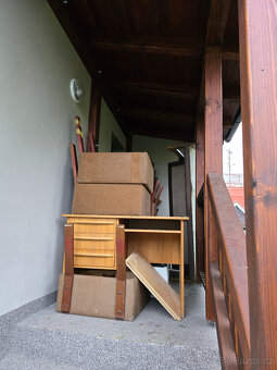Starý nábytek, postel, stůl, gauč, křeslo, polštáře - 11