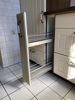 Moderní kuchyňská linka se spotřebiči - 11