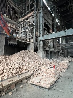 Šamotové cihly, krb, udírna 100 let staré - 11